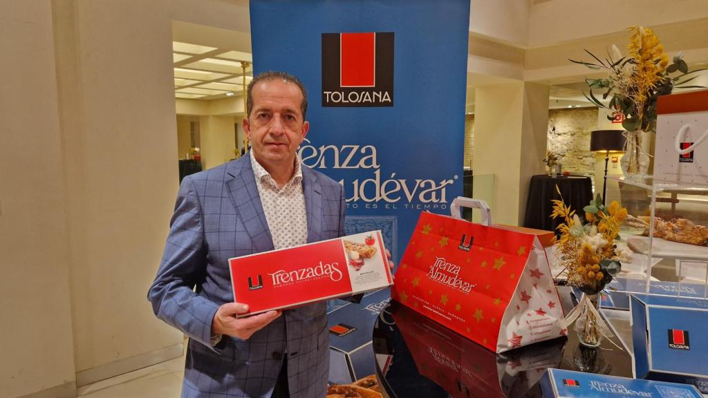 Jesús Tolosana, director de Pastelería Tolosana, con la nueva imagen de marca diseñada por el CADI.