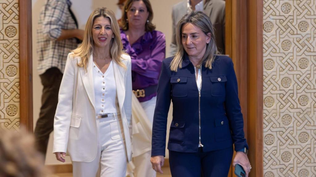 La vicepresidenta y ministra de Trabajo, Yolanda Díaz y la delegada del Gobierno, en Castilla-La Mancha,  llegando a la rueda de prensa en la que también ha estado la consejera de Economía, Empresas y Empleo, Patricia Franco.