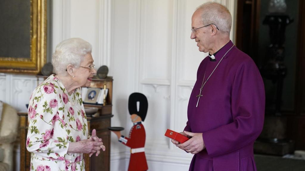 Justin Welby junto a Isabel II.