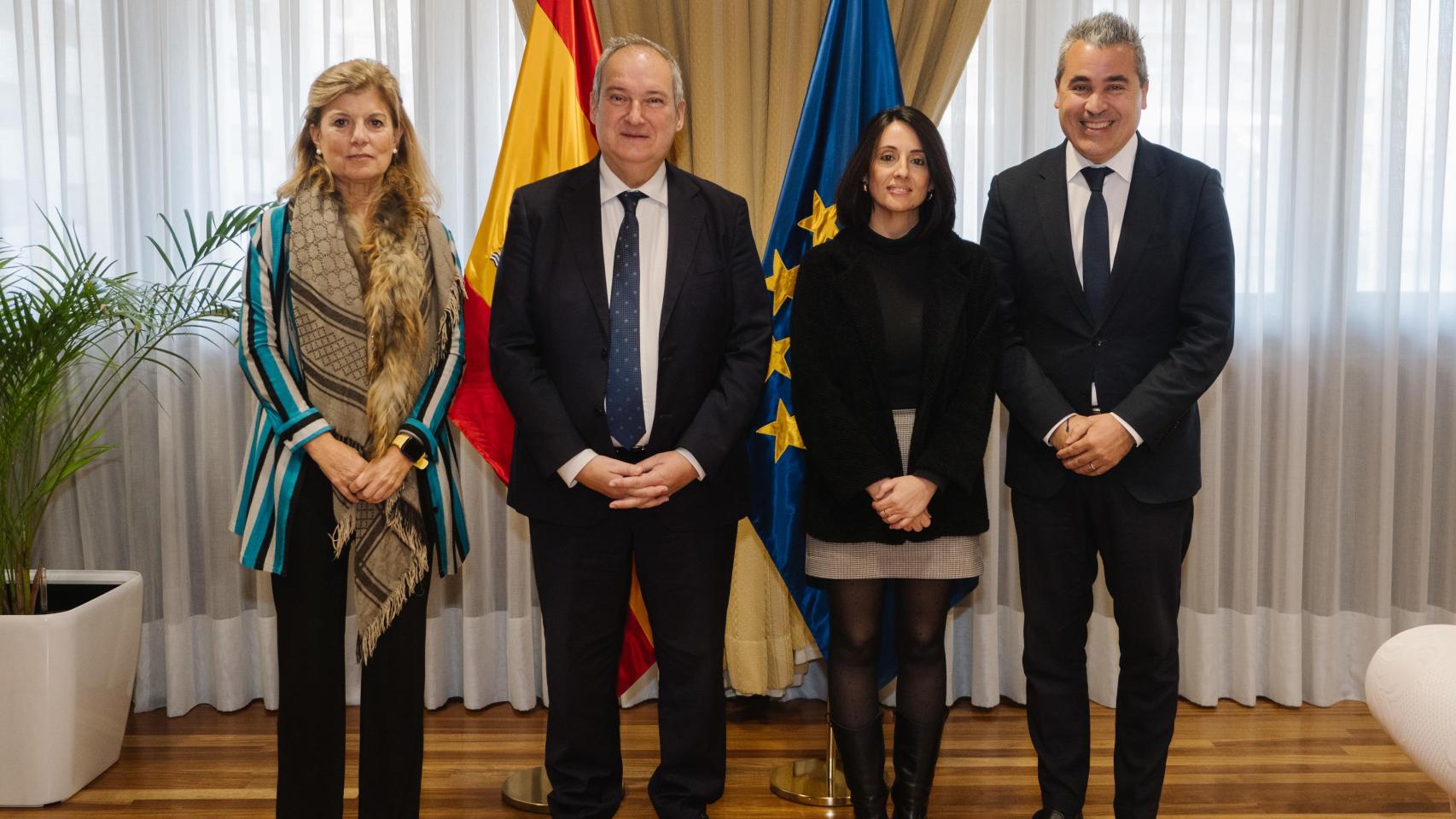 Jordi Hereu (Industria), Rebeca Torró (secretaria de estado) junto a Recasens (Anfac) y Blázquez (Faconauto).