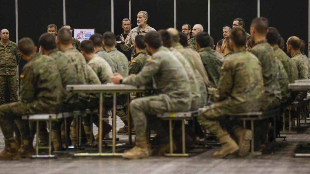 El rey Felipe VI dirige unas palabras a la tropa este martes en la base logística principal del Ejército de Tierra instalada en Feria Valencia.