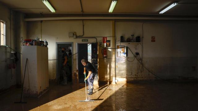 Un hombre limpia un local en el polígono de Catarroja, este lunes.