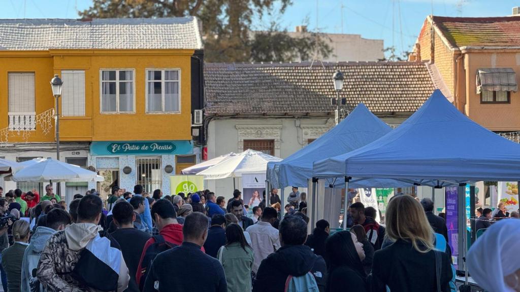 Los asistentes este martes en la apertura de la Feria+Empleo de Sant Vicent del Raspeig.