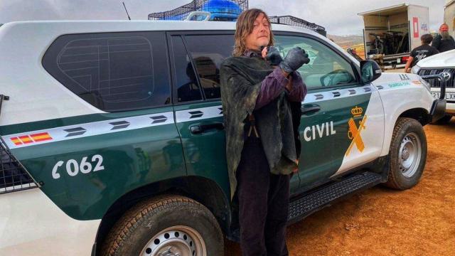 Norman Reedus apoyado en un coche de la Guardia Civil.