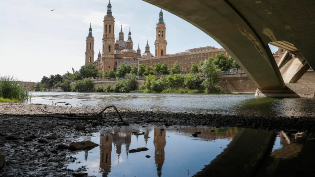 El río Ebro, a su paso por la basílica del Pilar.