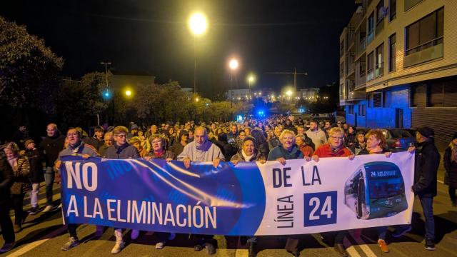 Los vecinos de Valdefierro, este martes durante la protesta.