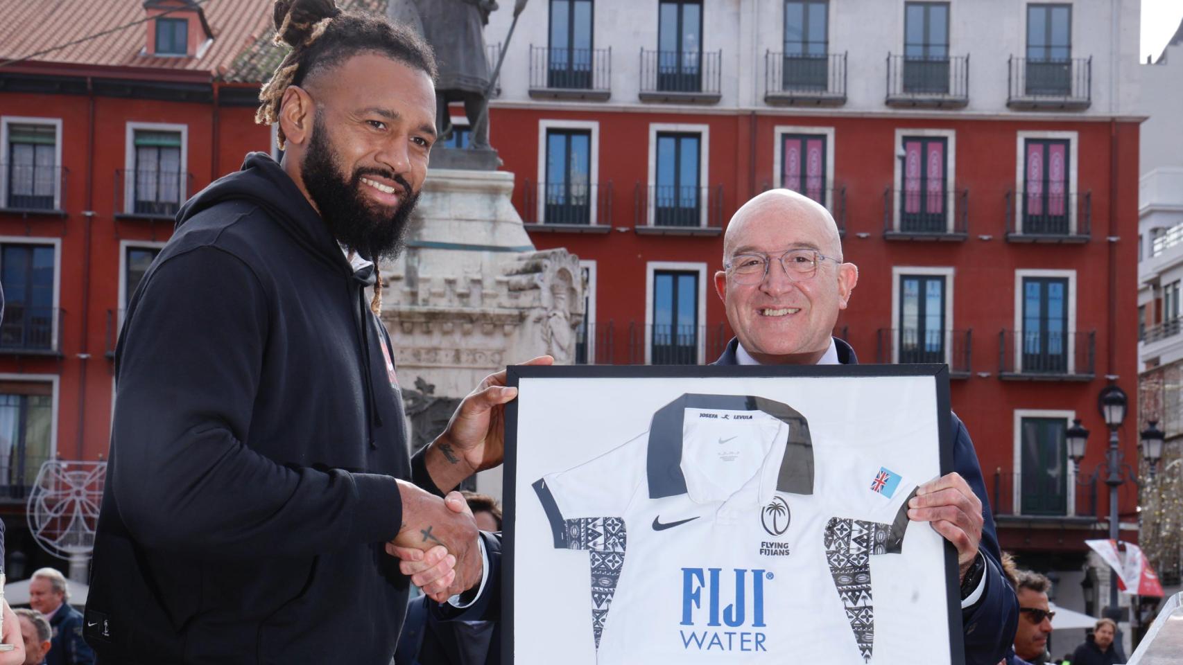 Recepción a la selección de rugby de Fiyi en la Plaza Mayor de Valladolid