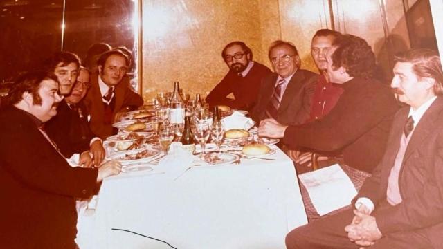 Miguel Cid en una cena en Lisboa con Santiago Carrillo en 1974