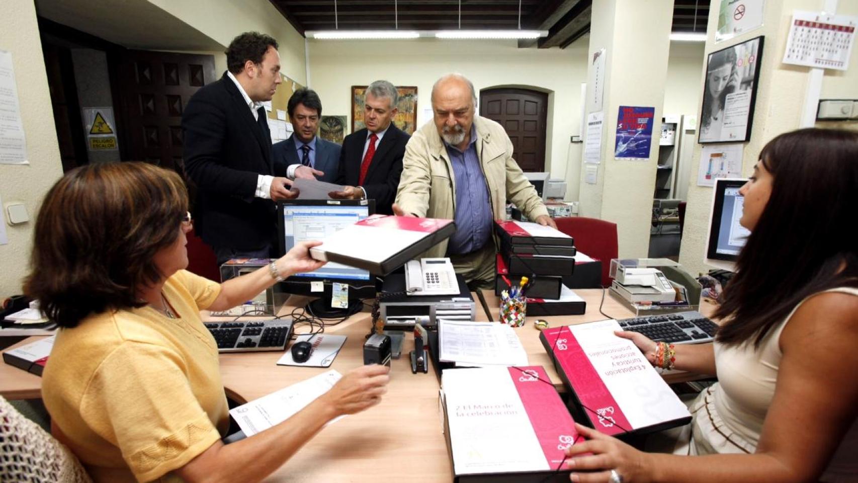 Imagen de dos empleadas públicas de la Delegación de la Junta en Ávila