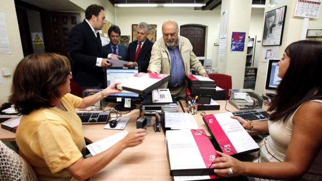 Imagen de dos empleadas públicas de la Delegación de la Junta en Ávila