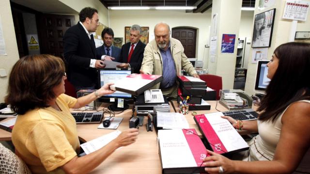 Imagen de dos empleadas públicas de la Delegación de la Junta en Ávila