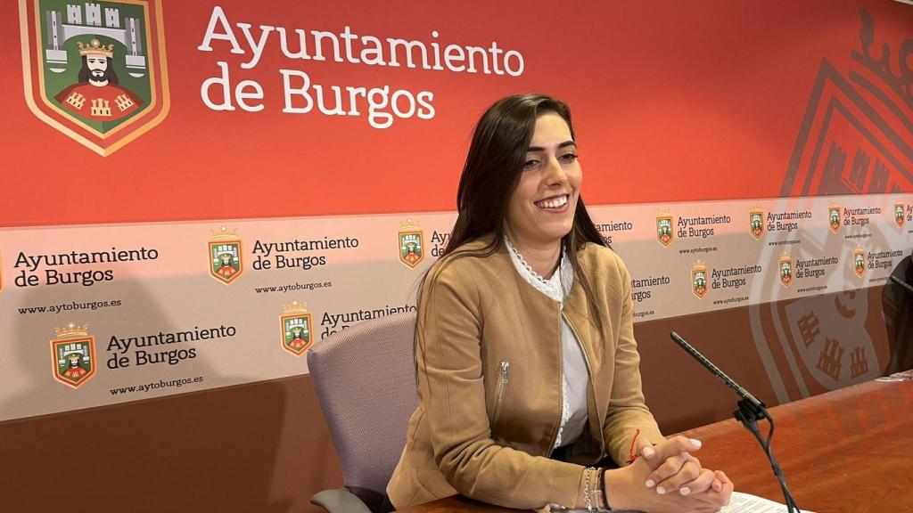 La presidenta de la Gerencia de Servicios Sociales y portavoz del Grupo Popular en el Ayuntamiento de Burgos, Andrea Ballesteros, en la rueda de prensa de este martes