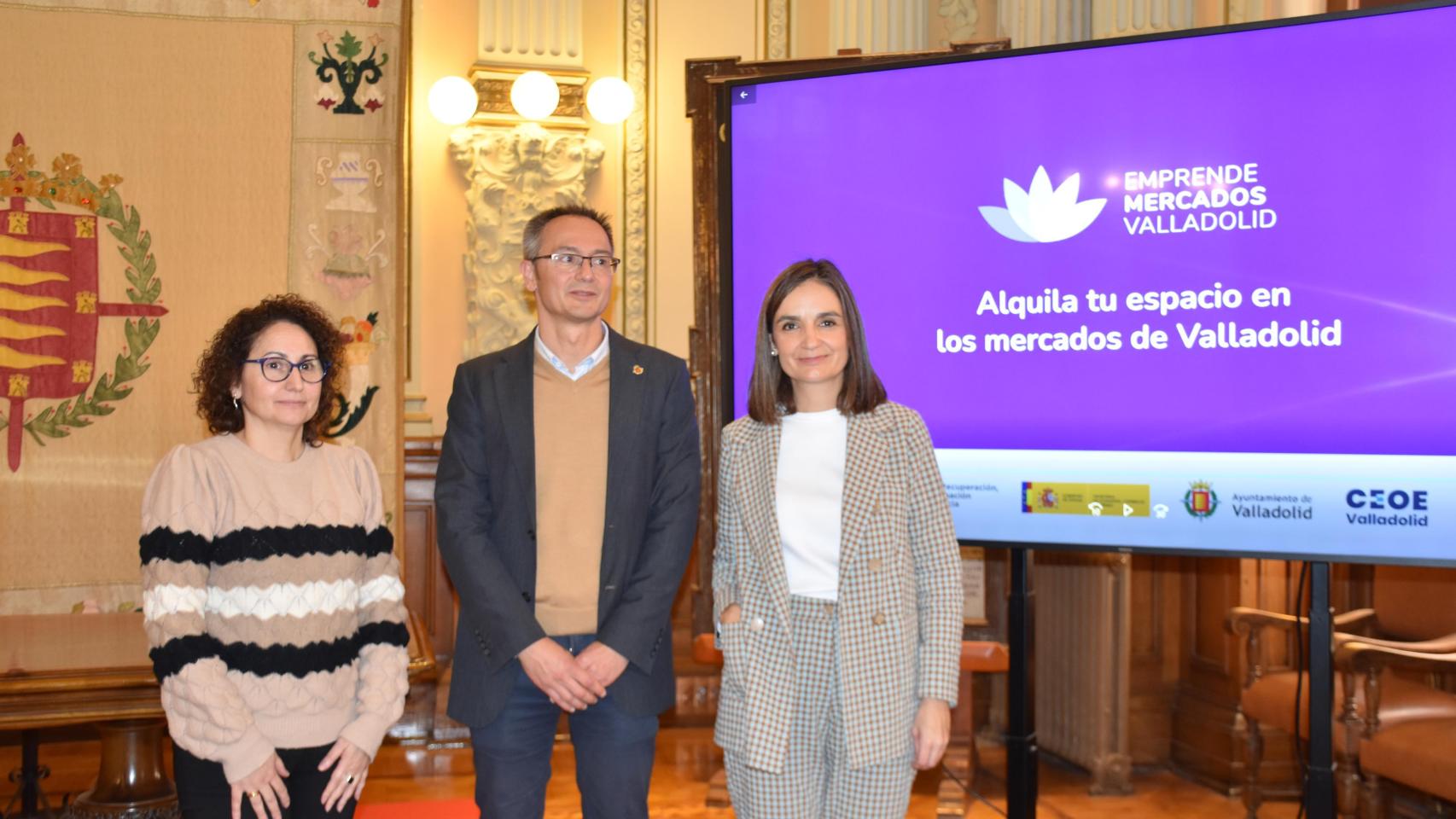 El concejal de Comercio, Mercados y Consumo, Víctor Martín; la técnico de proyectos de CEOE, Arancha García Galdós; y Arancha Ferrero, de la Cámara de Comercio de Valladolid, presentan 'Emprende Mercados de Valladolid'