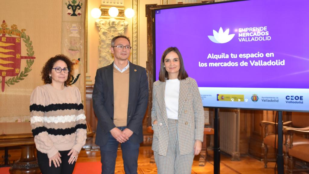 El concejal de Comercio, Mercados y Consumo, Víctor Martín; la técnico de proyectos de CEOE, Arancha García Galdós; y Arancha Ferrero, de la Cámara de Comercio de Valladolid, presentan 'Emprende Mercados de Valladolid'