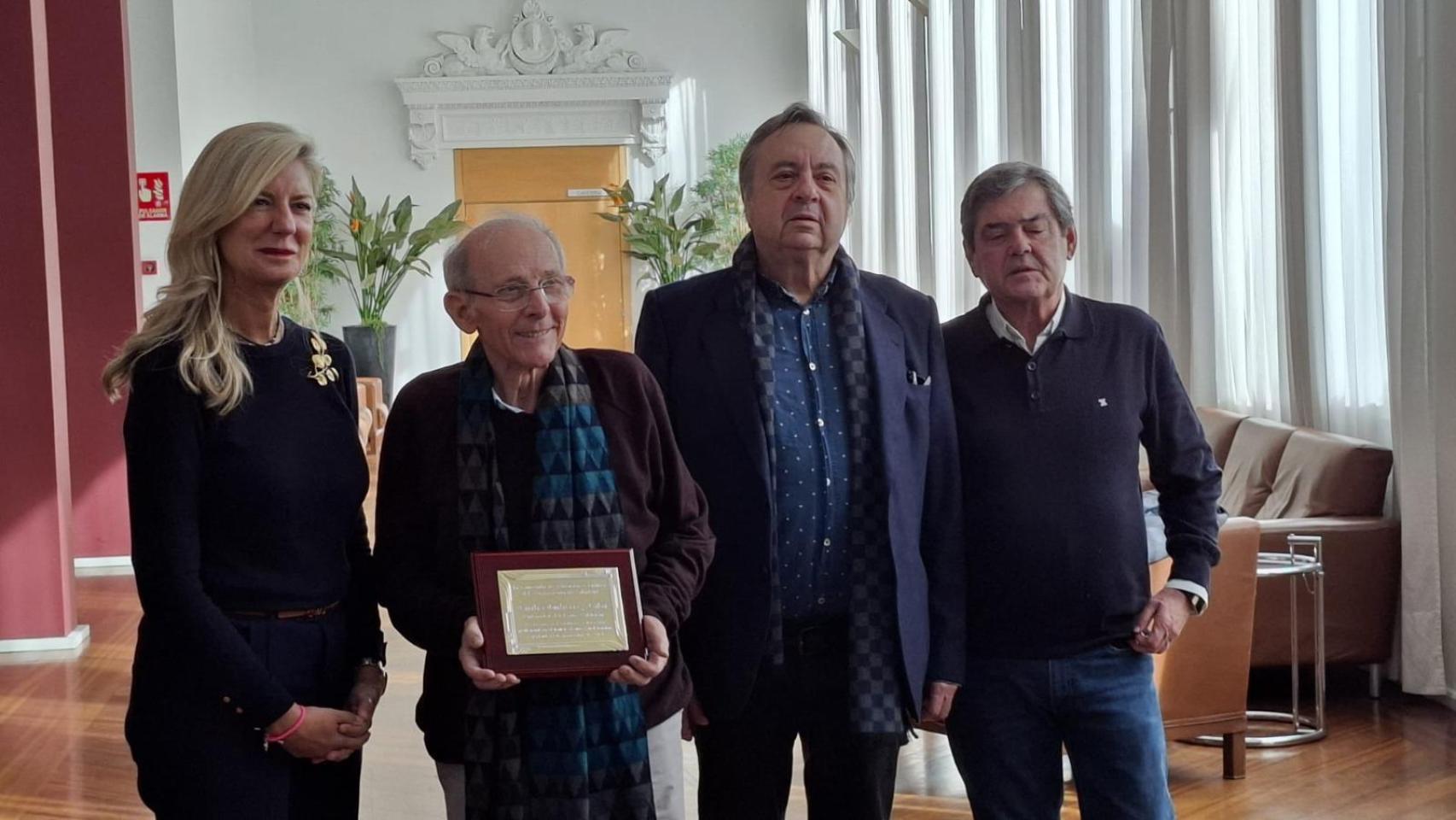 La concejala de Educación y Cultura, Irene Carvajal; con el actor Emilio Gutiérrez Caba; y el director del Teatro Calderón, José María Viteri