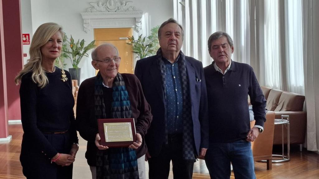 La concejala de Educación y Cultura, Irene Carvajal; con el actor Emilio Gutiérrez Caba; y el director del Teatro Calderón, José María Viteri