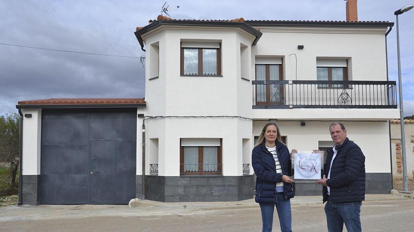 Manuel Jesús, María Inés y la casa rural de fondo