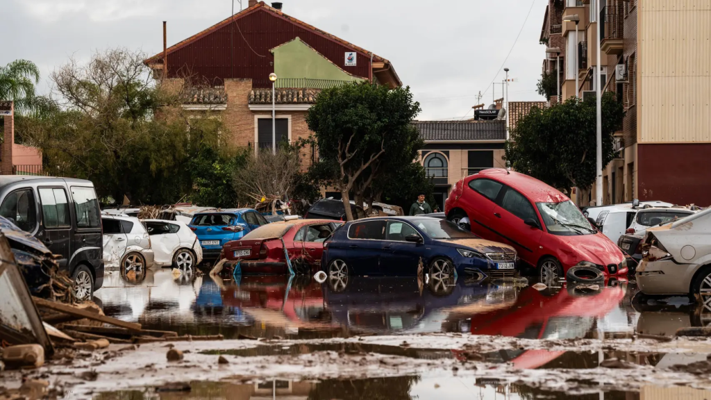 Coches amontonados en Paiporta por la DANA.