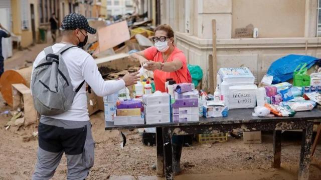 Reparto de alimentos y material de higiene en Paiporta (Valencia).