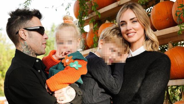 Chiara Ferragni y Fedez junto a sus dos hijos en una imagen de redes sociales.