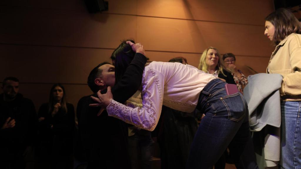 La pareja intercambiándose un beso tras la presentación del libro.