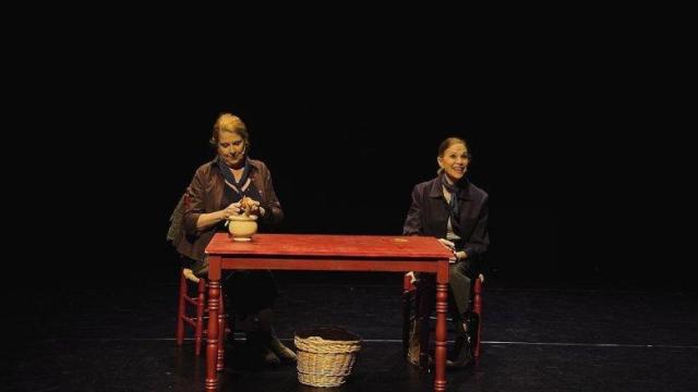 Amparo Climent y Gloria Vega en una escena de ‘Miguel Hernández: el sueño de un poeta’ . Foto:  Sala Mirador