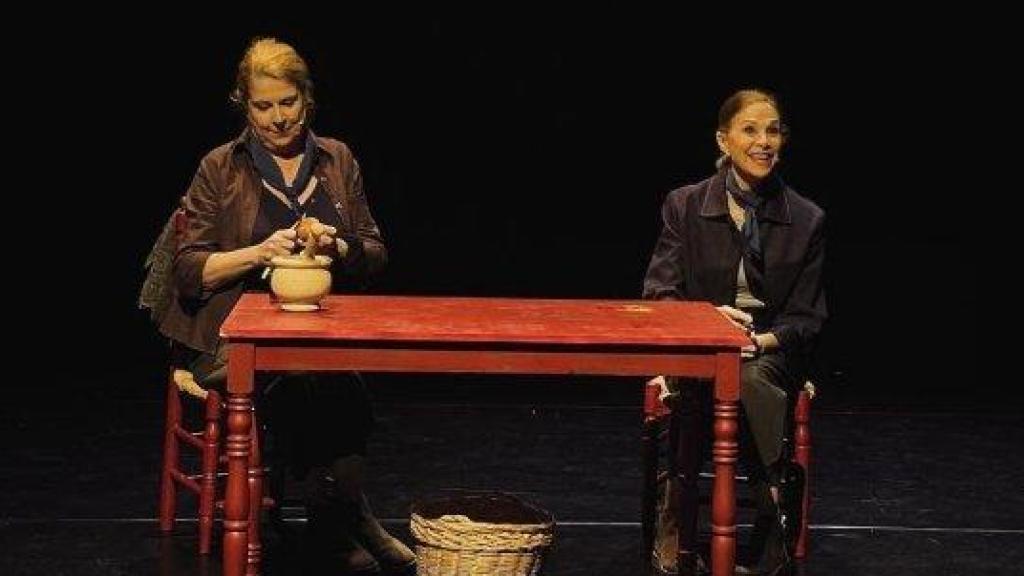 Amparo Climent y Gloria Vega en una escena de ‘Miguel Hernández: el sueño de un poeta’ . Foto:  Sala Mirador