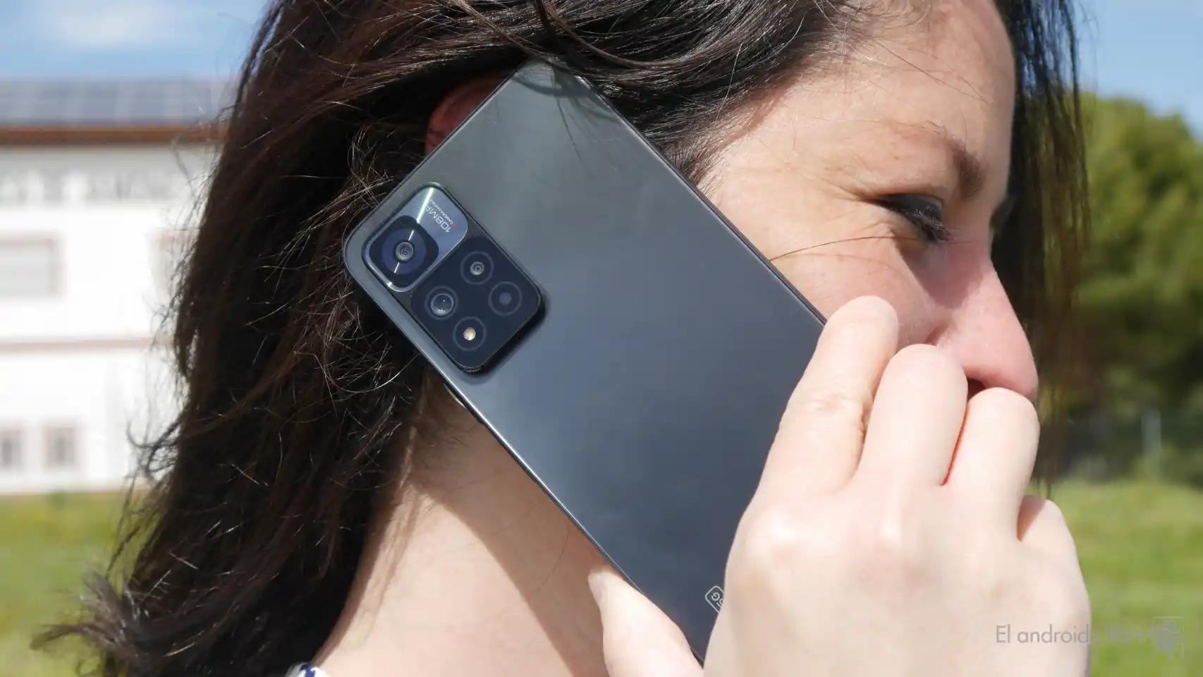 Una mujer hablando por teléfono