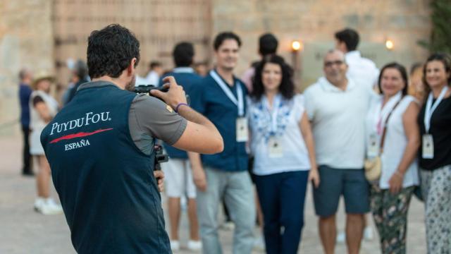 Un trabajador de Puy du Fou haciendo una fotografía a un grupo de visitantes.