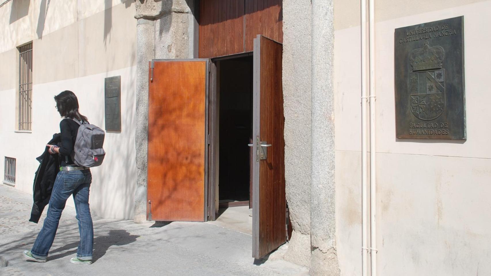 Entrada a la Facultad de Humanidades de la UCLM en el campus de Toledo.