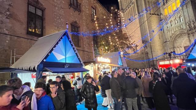 Foto de archivo del mercado de Navidad instalado en la plaza del Ayuntamiento el pasado año.