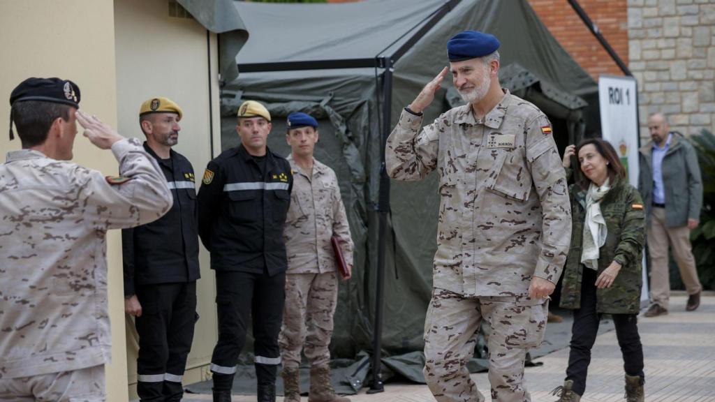 El rey Felipe VI a su llegada a la base militar Jaime I de Bétera.