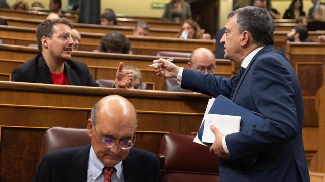 El portavoz del PNV, Aitor Esteban (d), habla con el portavoz de Chunta Aragonesista (Sumar), Jorge Pueyo, en el Congreso de los Diputados.