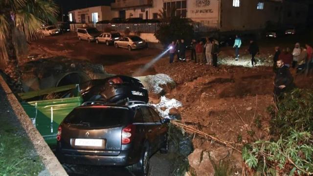 Varios vehículos arrastrados por la riada durante las lluvias de este lunes en el municipio de Vícar (Almería).