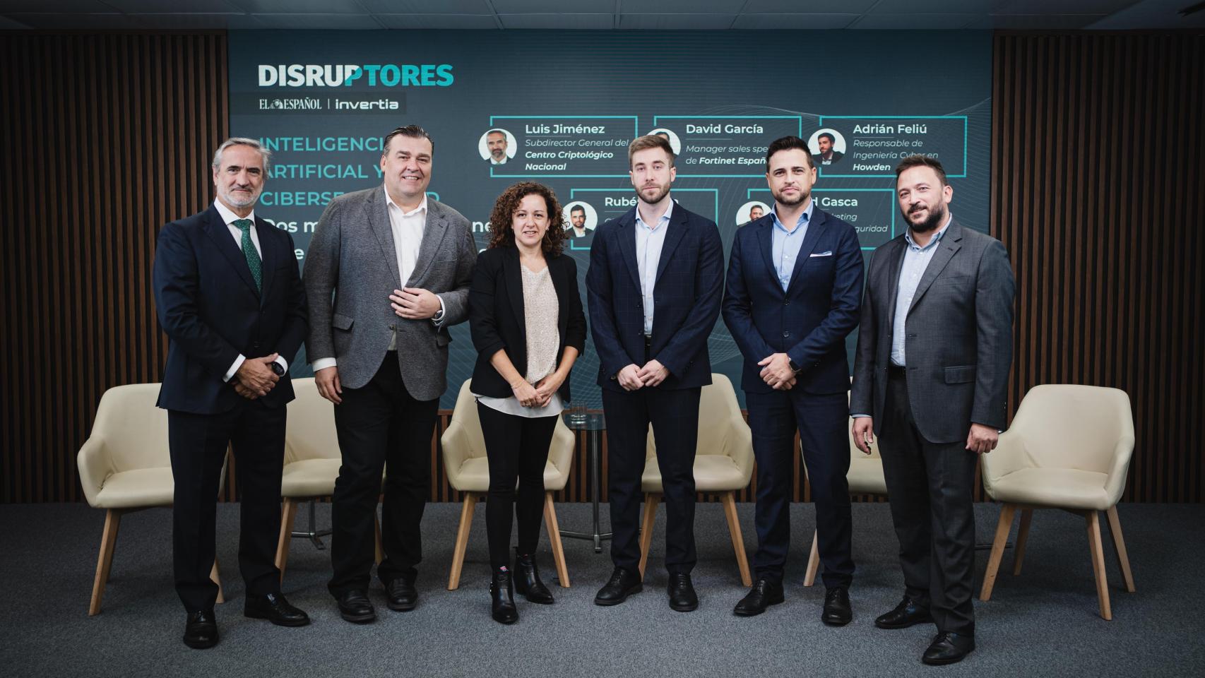 De izquierda a derecha:  Luis Jiménez, subdirector general del Centro Criptológico Nacional (CCN);   ;David García, Manager Sales Specialist de Fortinet; Noelia Hernández, periodista en DISUPTORES ;Adrián Feliú, responsable de Ingeniería Cyber en Howden ;Rubén Mora, CSO/CISO Global en Seidor; David Gasca, Sales & Marketing Manager Ciberseguridad en V-Valley