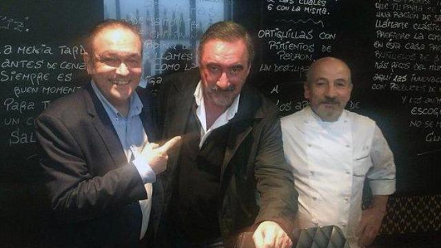 Carlos Herrera durante su visita al restaurante Sal Negra.