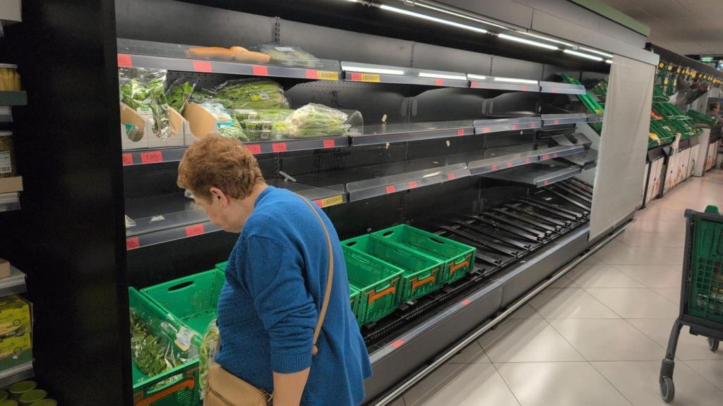 Estanterías de un Mercadona de Málaga vacías.