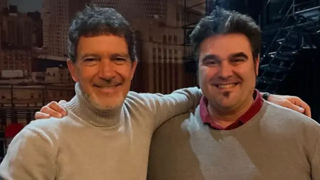 Antonio Banderas se despide de Txema Cariñena, uno de sus músicos en 'Company'.