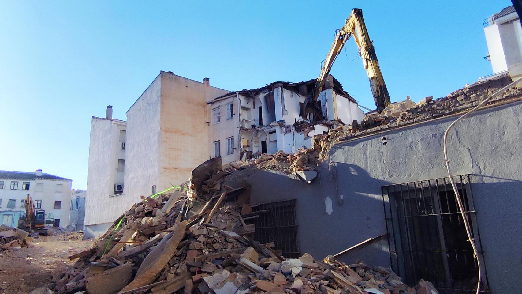 Imagen de varias máquinas en la demolición de los edificios de Callejones del Perchel, en Málaga.