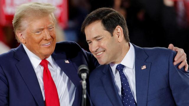 Marco Rubio (d) junto a Donald Trump (i) en un mitin de campaña en Carolina del Norte.