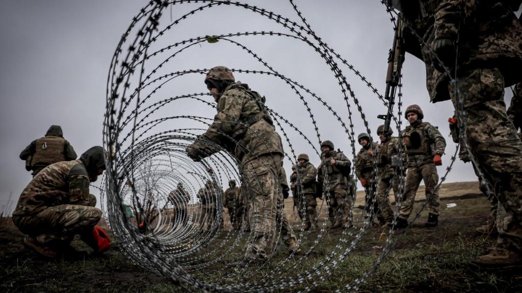 Militares ucranianos asisten a ejercicios militares en un campo de entrenamiento en la región de Donetsk.