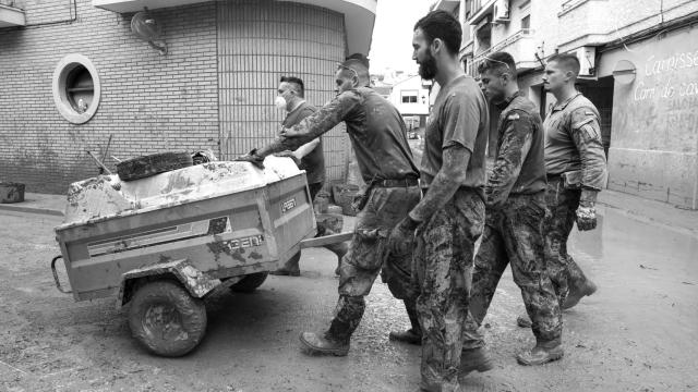 Soldados trabajan en la limpieza de las calles de Paiporta, este martes.