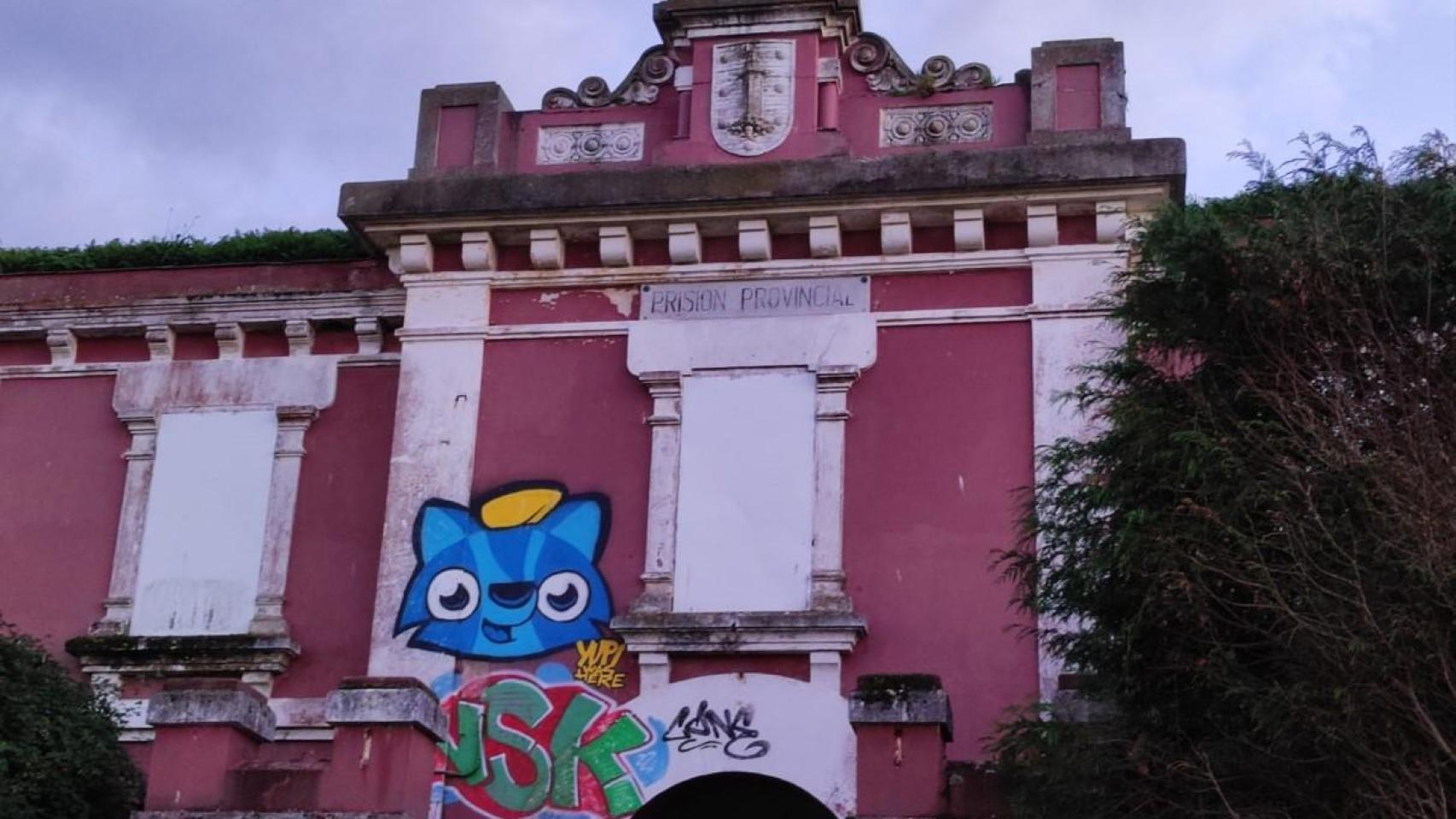 Fachada principal, con grafitis, de la cárcel provincial de A Coruña.