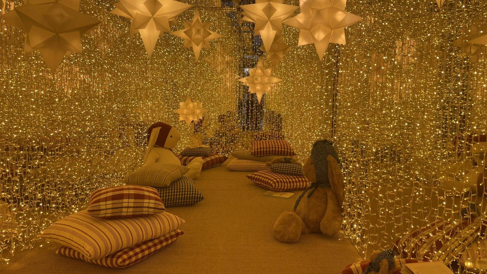 Túnel de luces del pop-up navideño de Zara