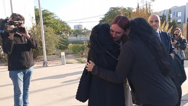 Marta, este martes, abrazada por su madre y su tía, tras romper a llorar a su llegada a la Ciudad de la Justicia de Murcia donde ha declarado por la muerte de su novio, Kevin.