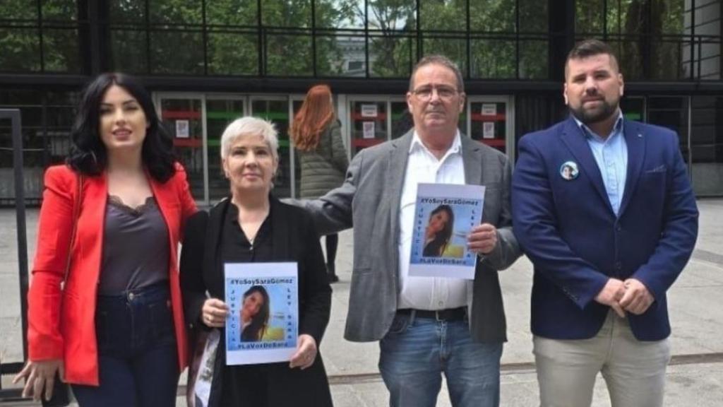 Una imagen de la difunta Sara Gómez, junto a una foto de sus padres, Damián y Felisa, y de sus hermanos, Rubén y Nora, el pasado abril, en una de sus últimas reuniones en el Ministerio de Sanidad.