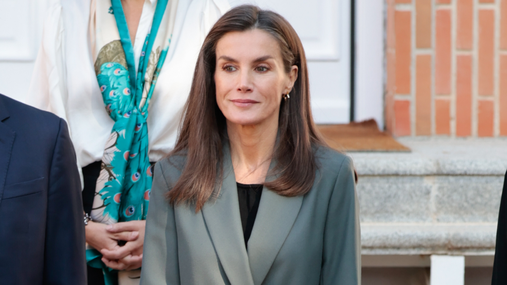 La reina Letizia, luciendo unos pendientes de Singularu para apoyar a las marcas afectadas por la DANA.