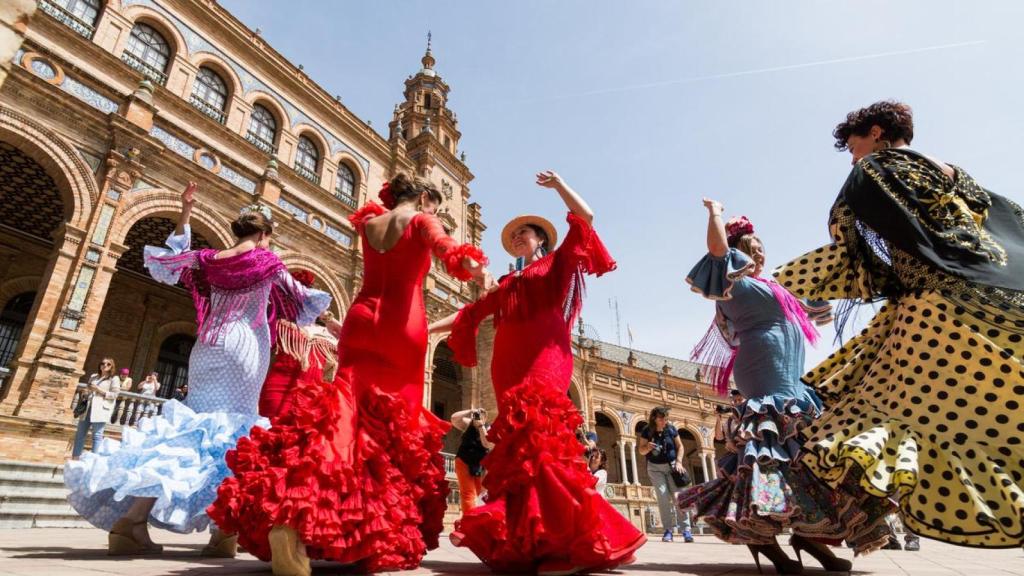 Jóvenes bailan flamenco en Plaza de España en Sevilla.