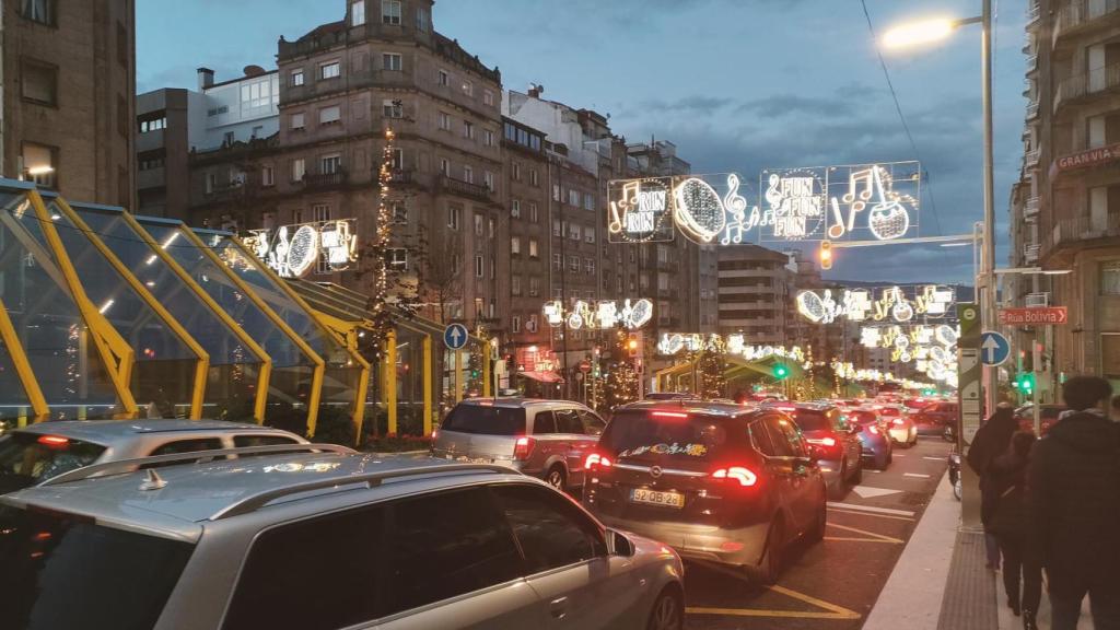 Imagen de archivo de un atasco registrado en una calle de Vigo en diciembre de 2023