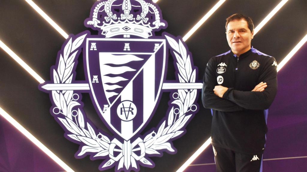 Alberto López junto al escudo del Real Valladolid